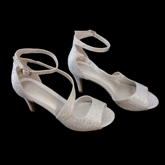 Dream Pairs silver shiney heels.  Womens. Size 7.5 - Picture 3 of 12